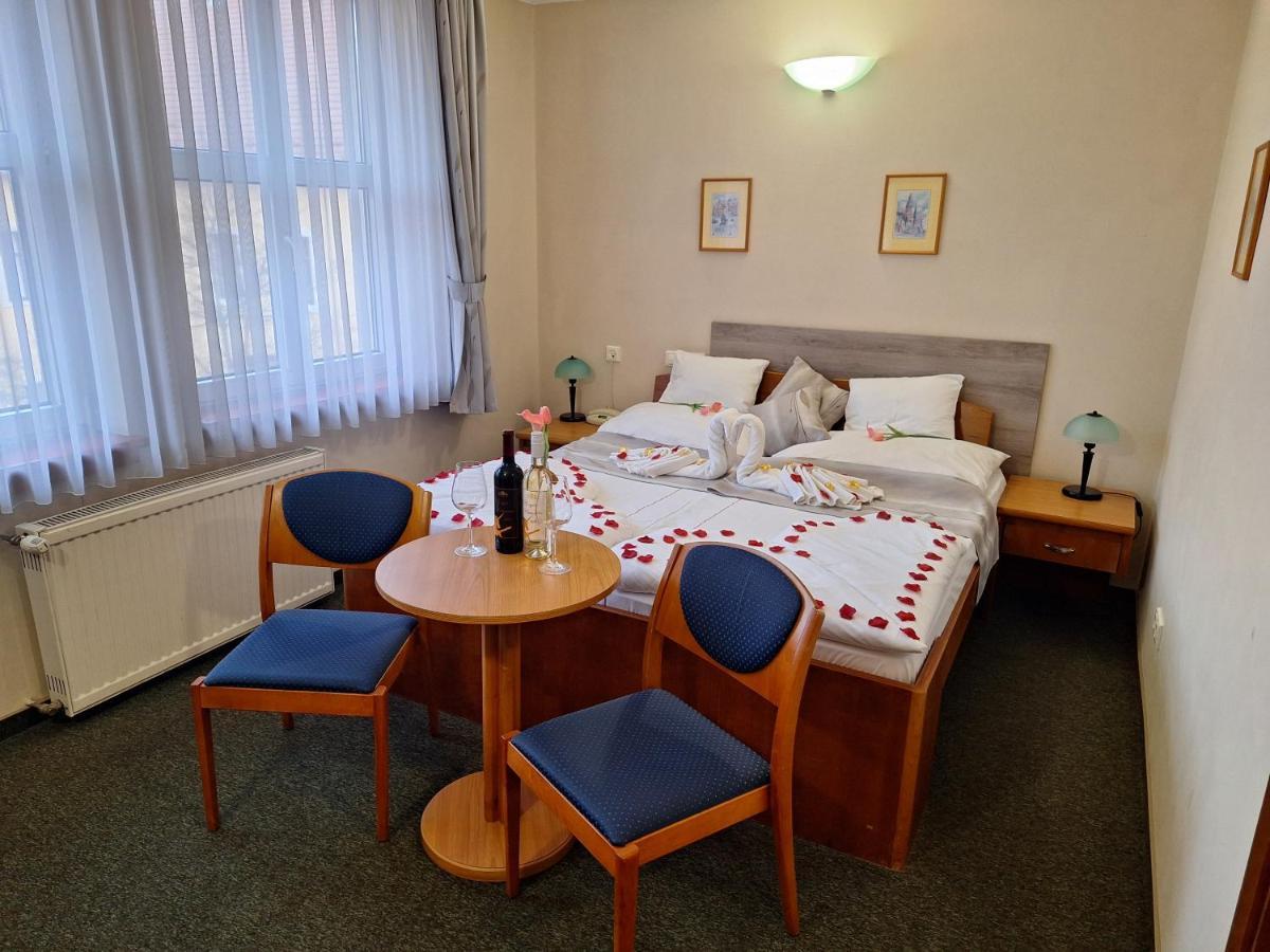 Hotel Unicornis Eger Eksteriør bilde