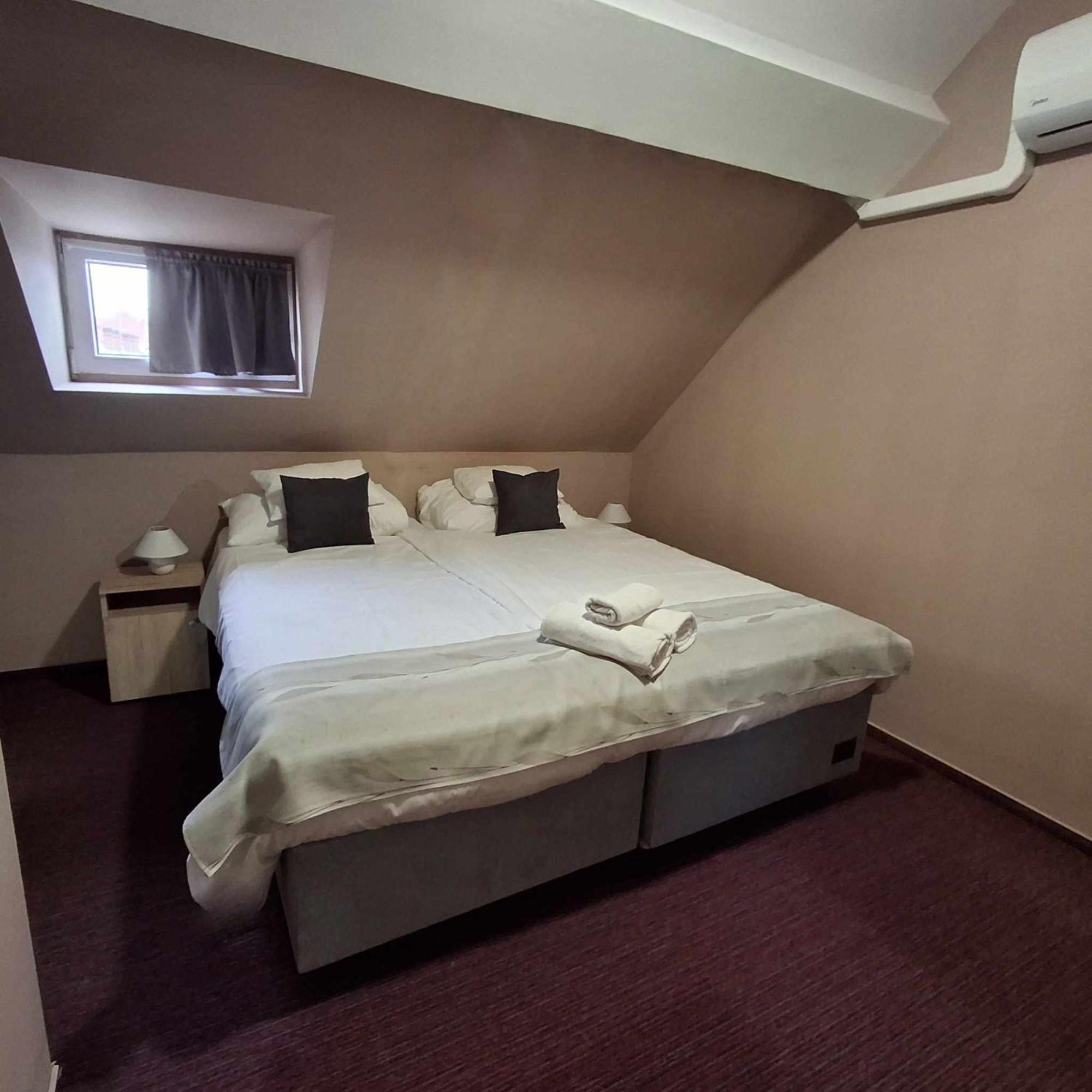 Hotel Unicornis Eger Eksteriør bilde