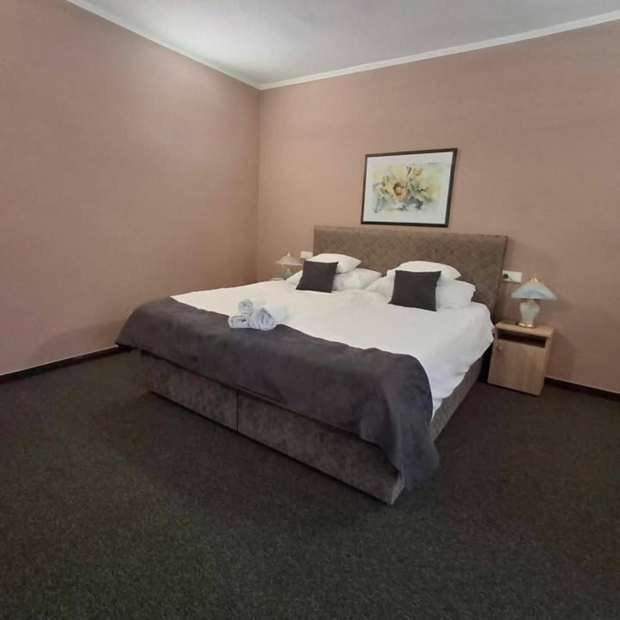 Hotel Unicornis Eger Eksteriør bilde